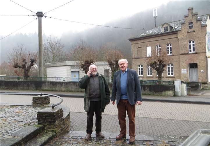 Werner Dietz (Foto: l.) und Bernhard Wiemer (Foto: r.) freuen sich, dass der Mobilfunktmast in Sayn installiert wurde. Foto: privat