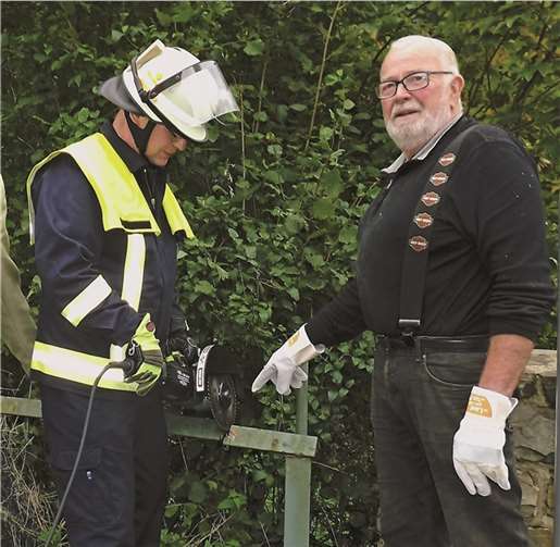 Werner Dietz und Helmut Metzler entfernen das Geländer.privat