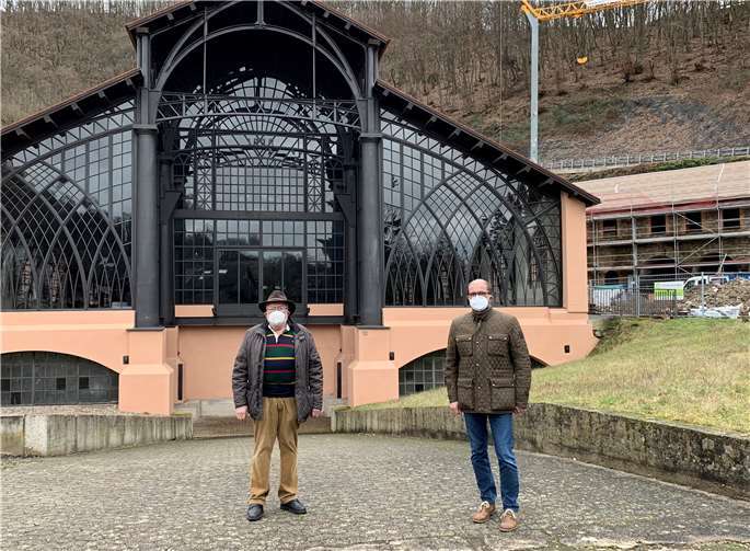 Werner Diez und Peter Moskopp vor der Sayner Hütte. Foto: privat