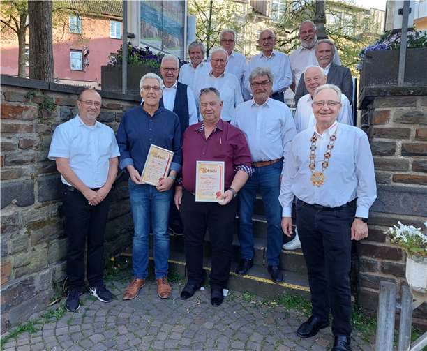 Werner Efferz und Wolfgang Reisdorff offiziell zu Senatoren der KG Narrenzunft ernannt.  Foto: privat