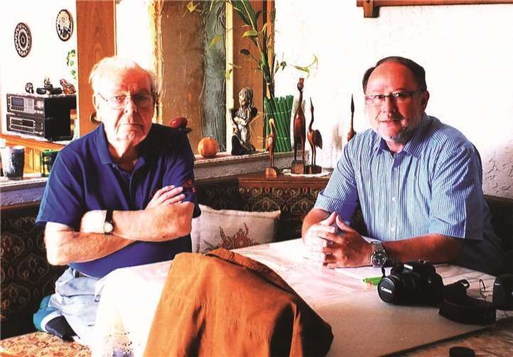 Das Alte Kino hat Geburtstag Werner Fries (rechts) erfährt wichtige Dinge von Heinz Klauer ehemaliger Geschäftsführer des Kinos. privat