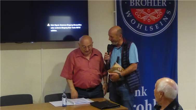 Werner Fußhöller (li.) referierte über die Brohler Geschichte, begrüßt vom Vorsitzenden Helmut Rosenbaum.  Foto: privat