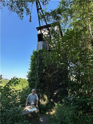 Werner Geilen an der „Keimzelle“ der Museumslay in der Mendiger Brauerstraße.  Foto: Stefan Pauly/VG-Verwaltung Mendig