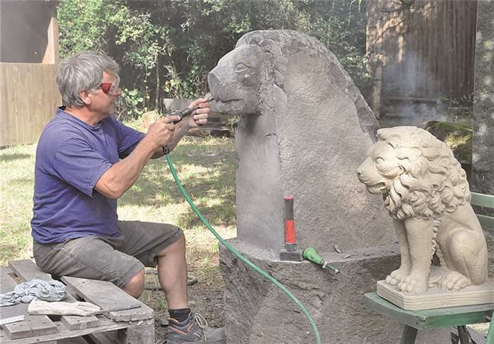 Werner Geilen bei der Entstehung eines Löwen aus Basaltlava.