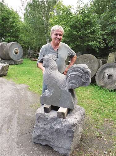 Werner Geilen hat seine Idee von einem aus Basaltlavastein geformten Hahn in die Tat umgesetzt.