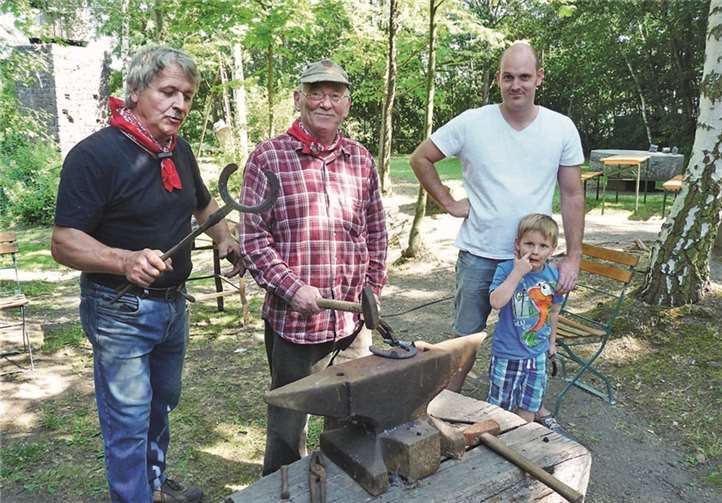 Werner Geilen -links- und Eberhard Blumenberg, -zweiter von links- schmiedeten auf der Museumslay Glückshufeisen.