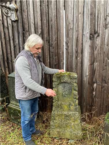Werner Geilen mit dem Kreuz aus Basaltlava, dass an Karfreitag aufgestellt werden soll.  Foto: privat