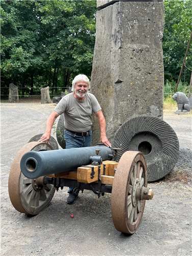 Werner Geilen und die „Kanone“, die symbolisch für die Bewaffnung der preußischen Artillerieeinheit steht, die 1848 den Streit zwischen der Ober- und der Niedermendiger Bevölkerung beendete.  Foto: VG-Verwaltung Mendig/Pauly