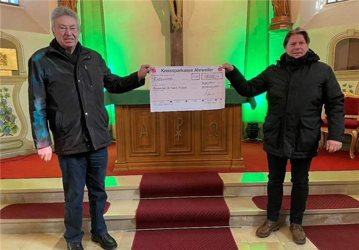 Werner Gies überreicht Werner Schüller den symbolischen Spendenscheck.Foto: privat