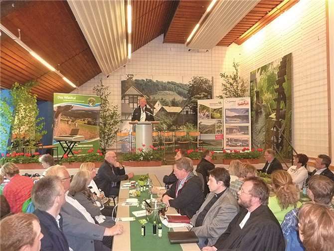 Werner Grüber begrüßte zahlreiche Gäste zur Eröffnung der Wällertour Bärenkopp.