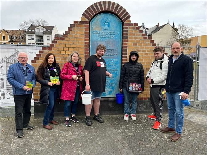 Werner Hammes, Frau Dilorom Jacka, Monique Scheer, Christian Wolf, Semsettin Balveren, Can-Tobias Agnat und Martin Seul.  Foto: Jürgen Wilk