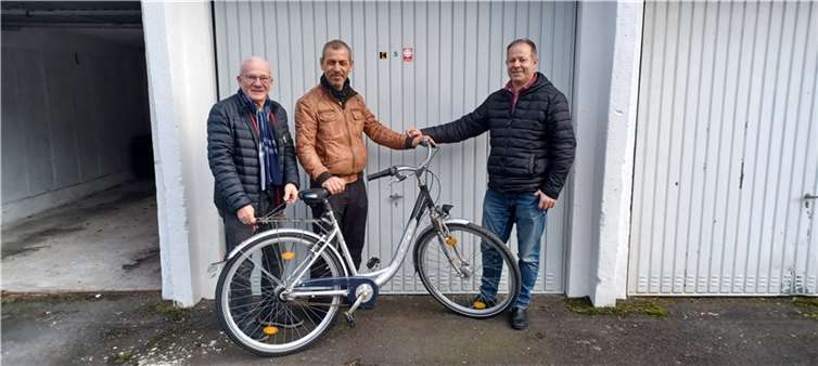 Bereits 101 Fahrräder an Flüchtlinge übergeben Werner Hammes, Integrationstreff, Hamdi Ghazouli und Ixad Asfour, Eirene „starke NachbarInnen“. Foto: privat