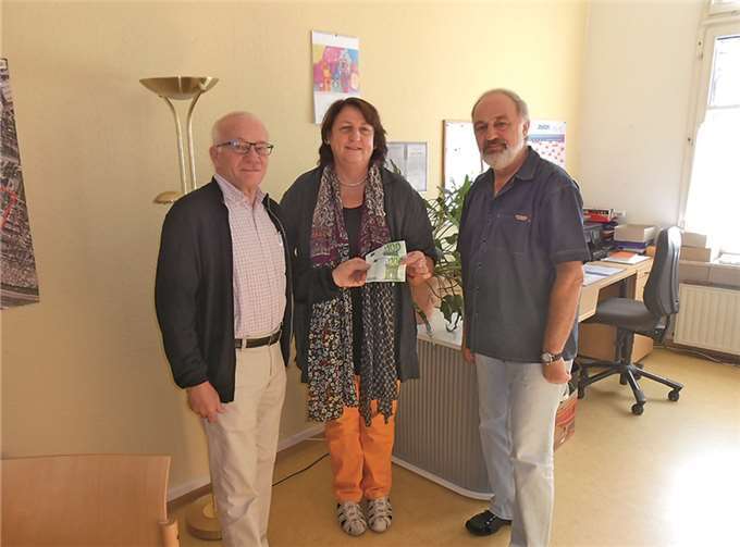 Werner Hammes, Vorsitzender der Kolpingsfamilie Neuwied (links) überreichte 200 Euro an Dienststellenleiterin Claudia Pauly und Geschäftsführer Rudolf Düber des Caritasverbandes Neuwied.  Privat