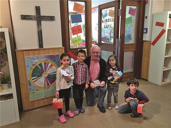 Werner Hammes übergab den glücklichen Siegern ihre Preise. privat