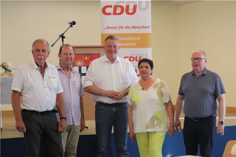 Werner Henneker, Fraktionsvorsitzender CDU Erpel; Günter Hirzmann, Ortsbürgermeister; Gordon Schnieder, Generalsekretär und MdL; Beate Lister, Vorsitzende des CDU Ortsverbandes; Markus Fischer, Vorsitzender des CDU Gemeindeverbandes (v.l.).  Foto: Daniela Simon