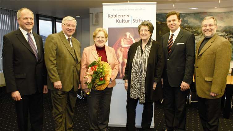 Werner Höffling, WP/Stb. c/o Dr. Dienst und Partner GmbH & Co.KG, Prof. Dr. Hans-Joachim Hofmann-Göttig, OB der Stadt Koblenz, stellv. Vorsitzender der Koblenzer Kultur-Stiftung, Dr. Ingrid Bátori, Ehrenvorsitzende, Prof. Ingeborg Henzler, Vorsitzende, Thomas Welling, Vorstand der Sparkasse Koblenz, Schatzmeister, Dieter Gube, Schriftführer.Privat