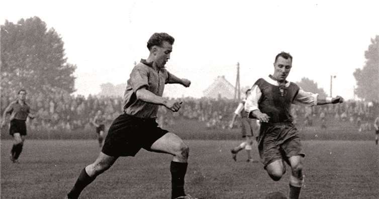 Werner Hölzenbein (links), hier im Duell mit dem Saarbrücker Waldemar Philippini, spielte für beide Clubs. TuS Koblenz Vereinsarchiv