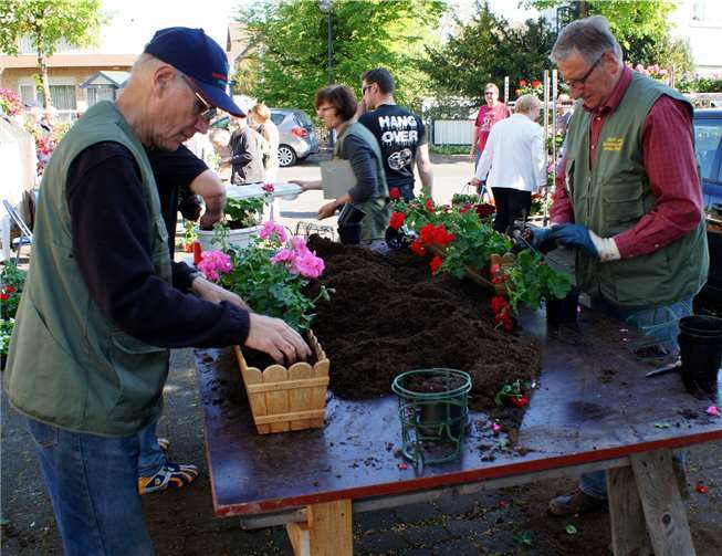 Werner Hoffend (rechts) und die weiteren Vereinsmitglieder stellten als besonderen Service auch Blumenkästen zusammen.