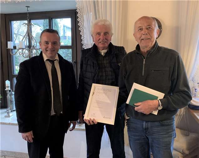 Werner Hoffmann (Mitte) wurde vom ersten und zweiten Vorsitzenden des MGV Heimbach-Weis, Jürgen Wilhelm (li.) und Josef Hahn ausgezeichnet. Foto: privat