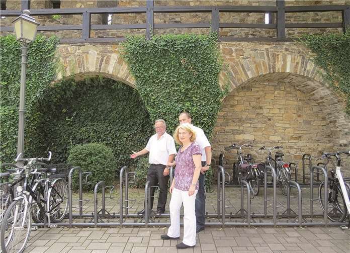 Werner Jahr, Jörn Kampmann (Vorsitzender des SPD-Ortsvereins Bad Neuenahr-Ahrweiler) und Ursula Koll vor Ort.privat