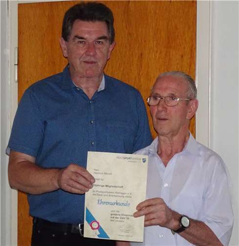 Werner Kill gratuliert Heinrich Münch.Foto: privat