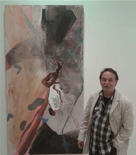 Werner Kroener vor einem seiner großformatigen Bildern. privat