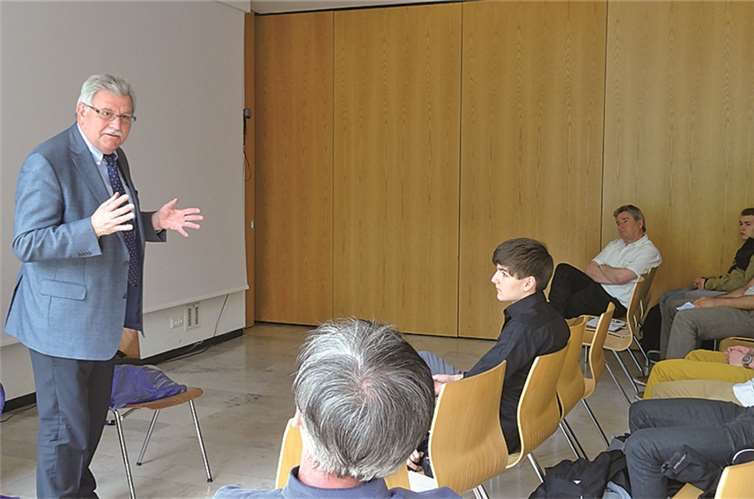 Werner Langen brachte den Schülern nicht nur seine Aufgaben in Parlament und Ausschüssen nähre, sondern plädierte auch leidenschaftlich für Europa. privat