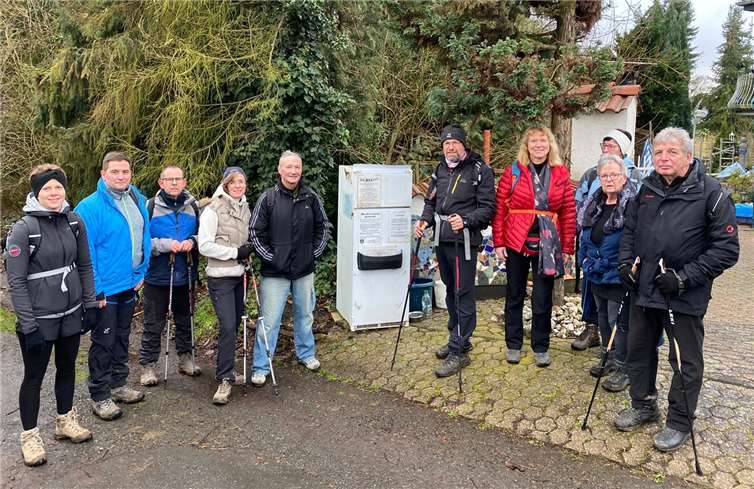 Werner Langhals (5. v. rechts) zeigte seiner Gruppe den Premiumwanderweg Saynsteig. Foto: Werner Langhals
