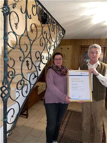Werner Marx erhielt den Goldenen Meisterbrief aus den Händen seiner Tochter Andrea Müller.  Foto: privat