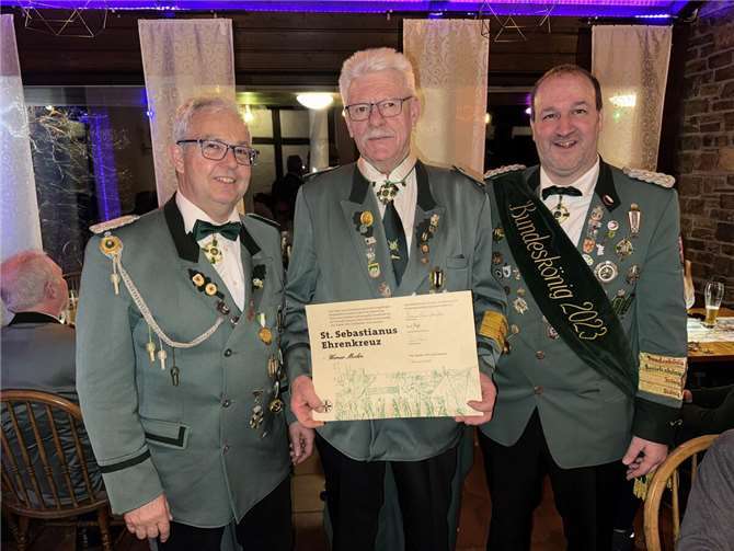 Werner Mohrs (Mitte) erhielt das St. Sebastianus-Ehrenkreuz. Es gratulieren Brudermeister Gerhard Riehl (l.) und Bezirksbundesmeister Michael Kaul.  Foto: Marco Riehl