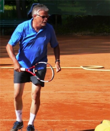 Werner Müller (TC Steimel) machte es spannend bei seinem Einzel gegen Horst Bamberg. Nach 5:7 und 6:4 erlöste er die Zuschauer im Champions Tie Break mit 10:7Foto: Dietrich Rockenfeller