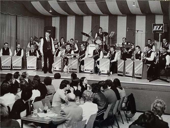 Werner Müller als Dirigent der Schützenkapelle bei einem Auftritt bei der Niedermendiger Kirmes Ende der 1970er Jahre. Foto: Archiv Schützenkapelle Mendig