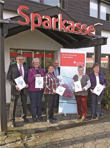 Werner Müller und Gebietsdirektor Dietmar Neitzert mit dem Vorstand der LandFrauen - Inge Hader, Hella Holschbach, Ingrid Wagner und Martina Jungbluth (v.l.n.r.). privat