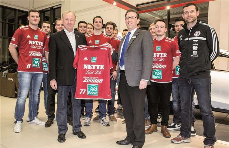 Werner Nickenich (l.) und Michael Zender bei der Trikotübergabe. privat