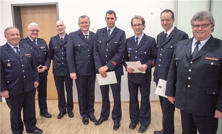Werner Ockenfels, Udo Schumacher, Achim Klein, Bürgermeister Achim Juchem und Erich Krupp gratulierten den neuen Stellvertretenden Löschgruppenführern Dirk Missbach, Johannes Jung und Robert Schöps.