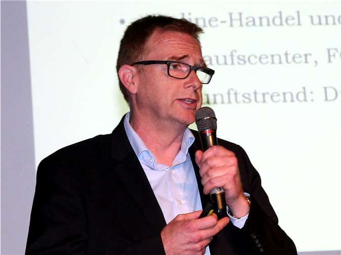Werner Prümm, Leiter derWirtschaftsförderung, stelltdas Konzept der Stadtverwaltung vor.