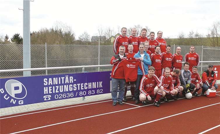 Werner Pung übergibt Abteilungsleiter Jürgen Felden und der Mannschaft die neue Spielkleidung. privat