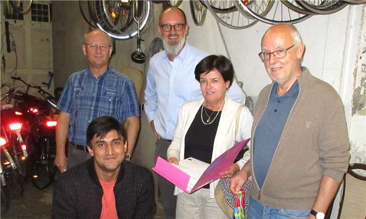 Werner Rex (1. Vorsitzender der ÖFH, hinten links), daneben Dr. Laurent Borgmann (Rhein-Ahr-Campus, Gründer der Fahrradwerkstatt), vorne von links Abdullah Alako-zai (Student aus Afghanistan und Mitglied des Gründungsteams der Werkstatt), Gab-riele Weber (Verantwortliche des Projektes PFIFFIG) und Lothar Scheffel (ÖFH). privat