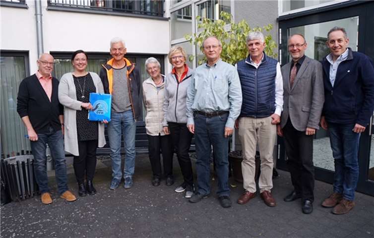 Werner Rex, 1. Vorsitzender der Ökumenischen Flüchtlingshilfe Rhein-Ahr e. V. (4. von rechts), im Kreise engagierter Mitglieder der ÖFH.Foto: privat