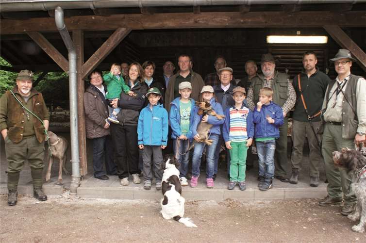 Werner Risch (3.v.r.) und Wolfgang Mannheim (r.) organisierten den diesjährigen Waldinformationstag.  Privat