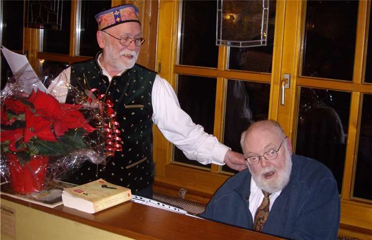 Werner Schäfer (links) und Dirk Pollerberg am Klavier gestalteten den dritten Advent auf der Schäfer-Hütte Oberbreisig.privat