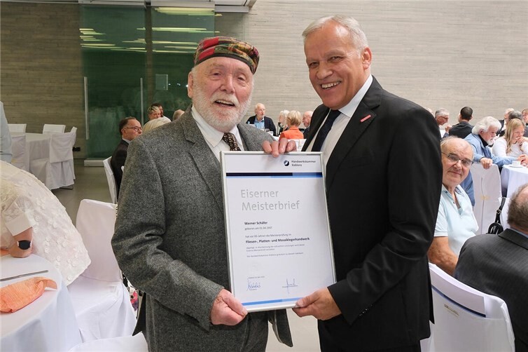 Werner Schäfer mit dem Präsident der Handwerkskammer Koblenz, Kurt Krautscheid.  Foto: Michael Jordan
