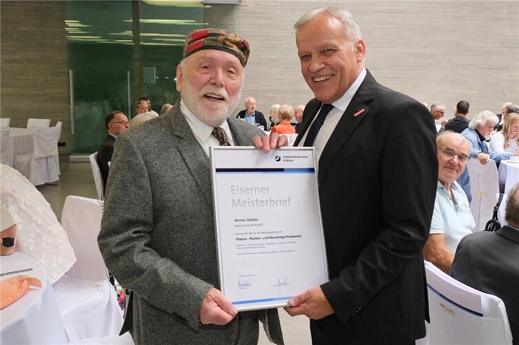 Werner Schäfer mit dem Präsident der Handwerkskammer Koblenz, Kurt Krautscheid.  Foto: Michael Jordan
