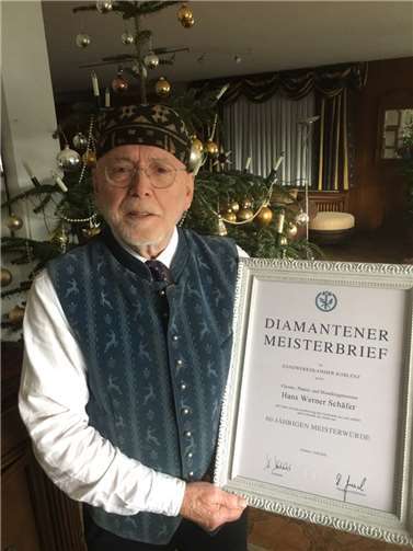 Werner Schäfer und der Diamantene Meisterbrief. Foto: privat