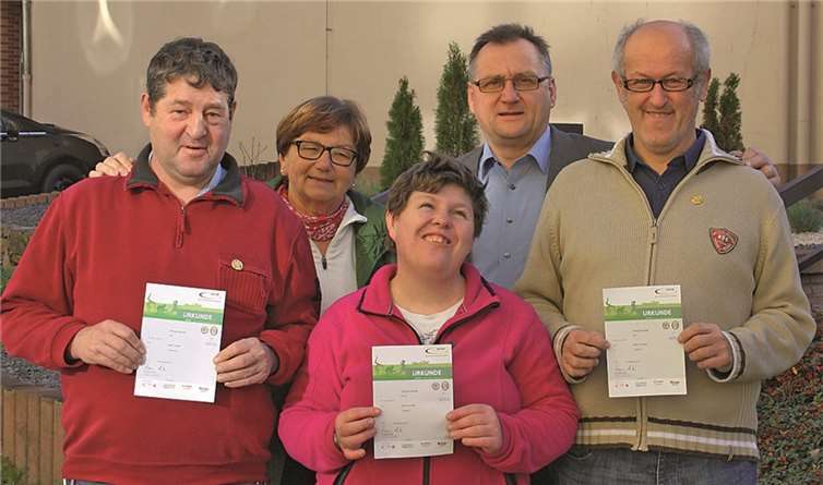 Werner Schaub, Vorsitzender der Behindertensportgruppe Fortuna Ebernach, überreicht im Beisein von Übungsleiterin Marita Göbel den Ebernacher Sportlern ihre Urkunden und Anstecknadeln des Deutschen Sportabzeichens.  Privat