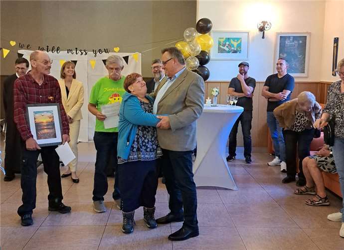 Werner Schaub bei der herzlichen Verabschiedung durch den Bewohnerbereit – hier mit der Vorsitzenden Yvonne Moers. Foto: Franziskanerbrüder v. Hl. Kreuz/ Alexandra Schneiders