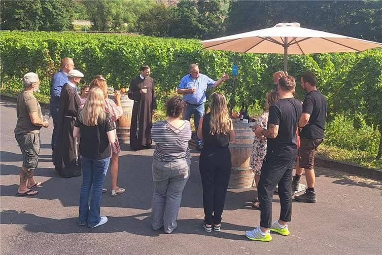 Erste Weinstock-Patenschaft am Kloster Ebernach Werner Schaub vor „seinem“ Weinstock im Kreise seiner Kollegen und Familie Zenzen, Betreiber des Weinguts Kloster Ebernach, die die nachbarschaftliche Patenschaft ermöglich hat. Foto: Alexandra Schneiders