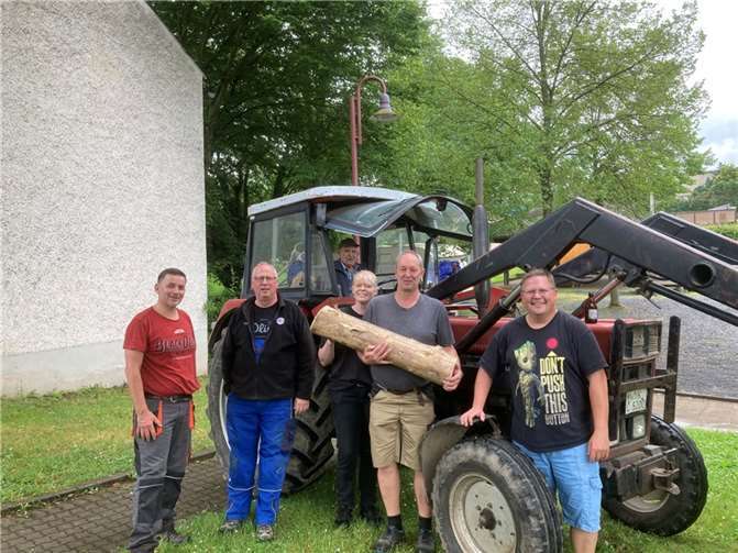Werner Schmitz, Rudi Rühle, Ewald Schüller, Andreas und Janine Palmer sowie Andree Garmijn haben den Maibaum innerhalb kurzer Zeit umgelegt und zerkleinert.  Foto: privat