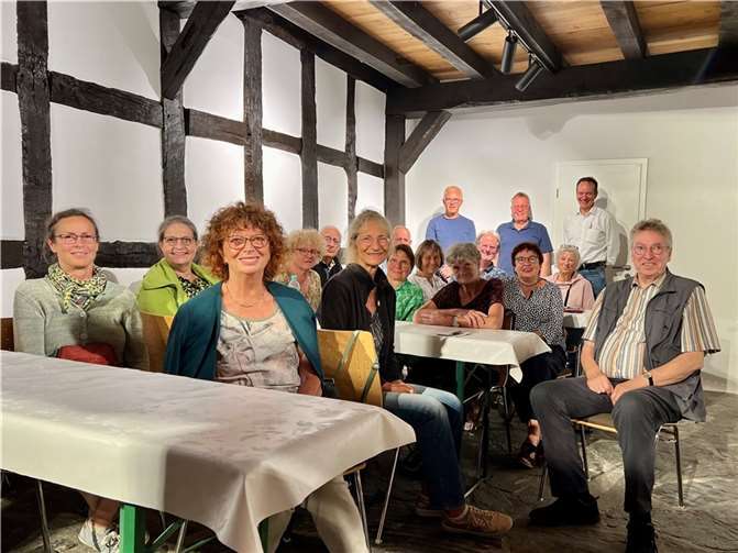 Werner Schüller (rechts) bei seinem Vortrag im Kreis der Gästeführer.  Foto:Armin Küpper