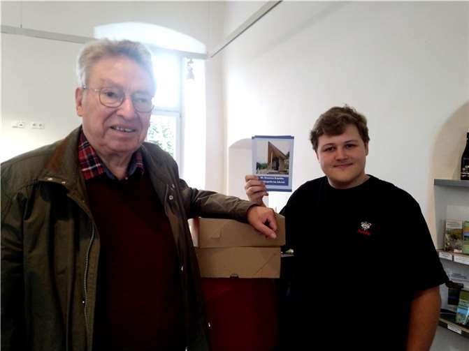Werner Schüller übergibt die Flyer an Marvin Föhmer von der Touristeninformation Ahrweiler.  Foto: Werner Schüller